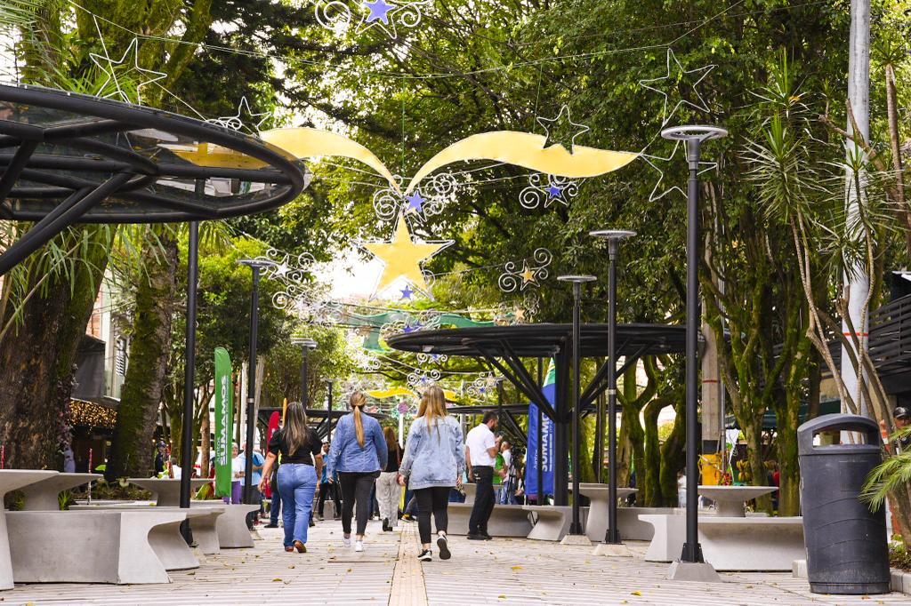 Ubicada en el barrio Jardines donde su zona de restaurantes ha creando lugares temáticos como Calle Jardín, con una amplia gastronomía típica e internacional.
